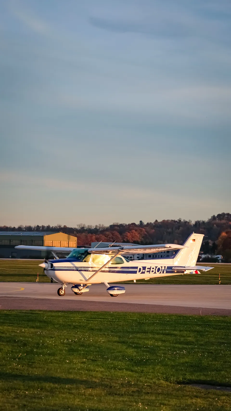 Cessna 172 D-EBON rollt im Abendlicht