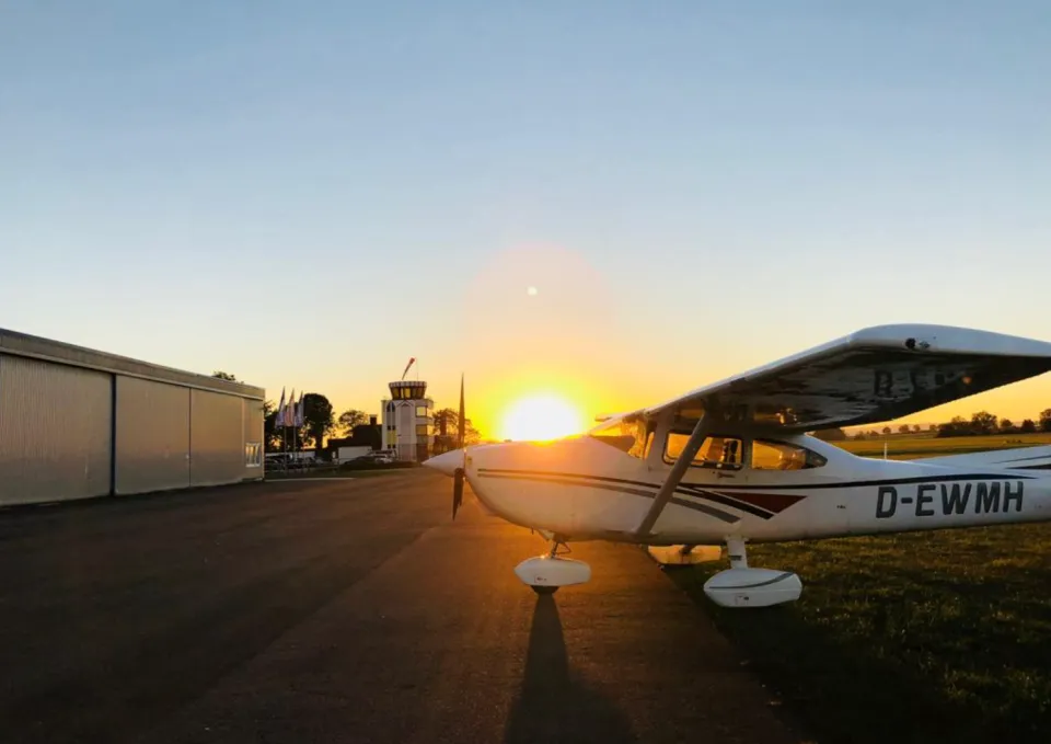 Flugplatz am Abend mit Cessna D-EWMH