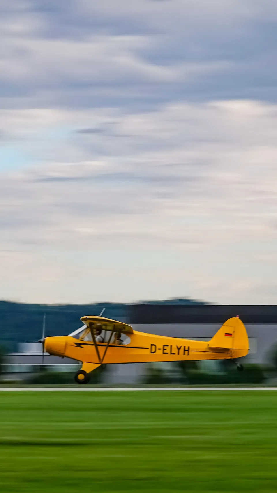 Gelbe Piper Super Cub D-ELYH beim Start