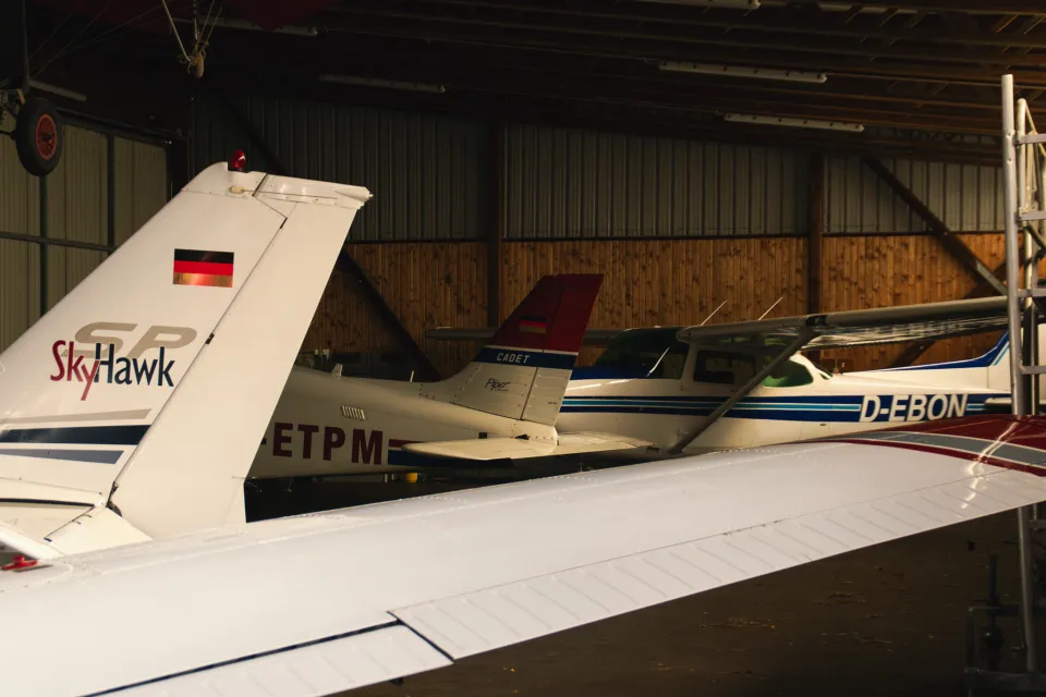 Hangar mit mehreren Vereinsflugzeugen