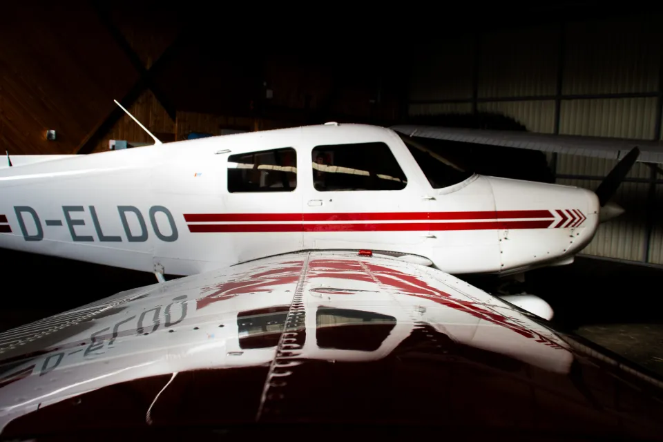 Piper Cadet D-ELDO seitlich im Hangar