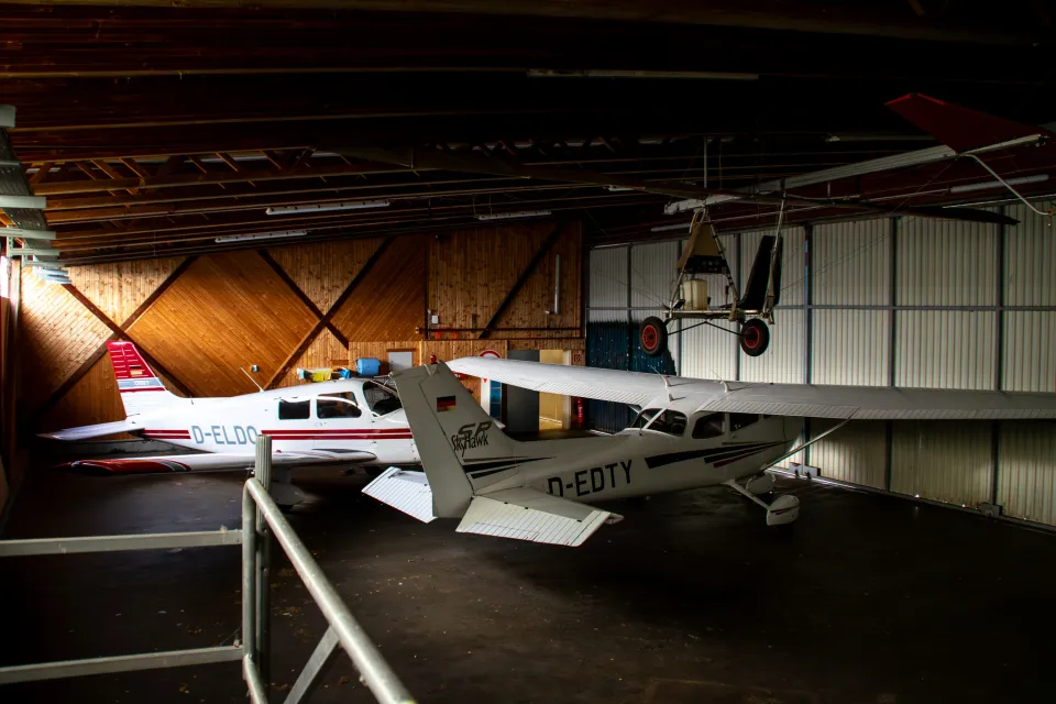 Hangar mit Cadet und Cessna