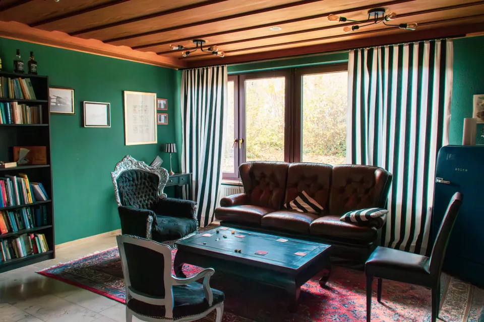 Vereinslounge mit Chesterfield-Sofa und Bücherregal