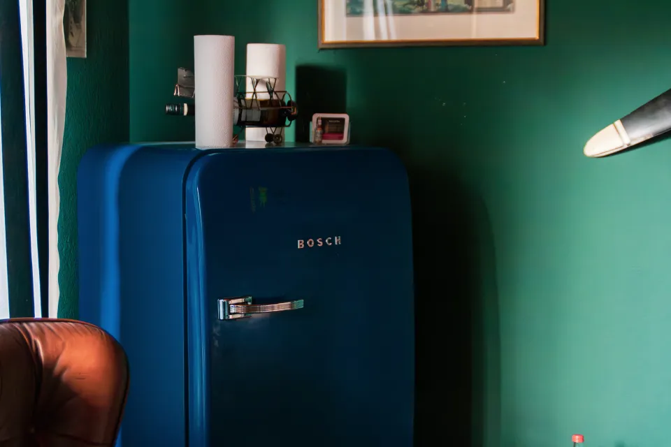 Retro-Kühlschrank mit Flugzeugmodell