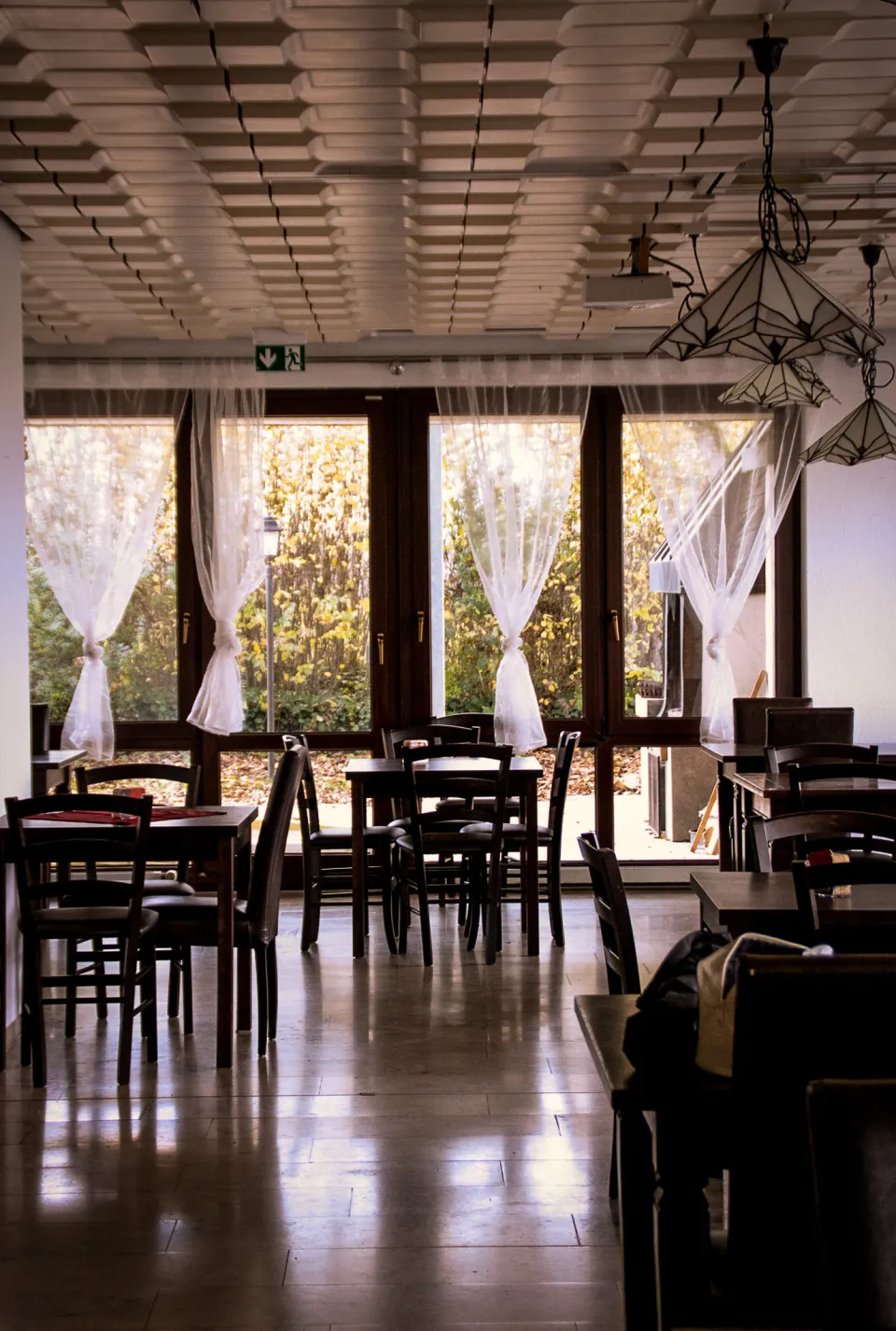 Gastraum des Restaurants Cockpit mit Blick auf das Flugfeld