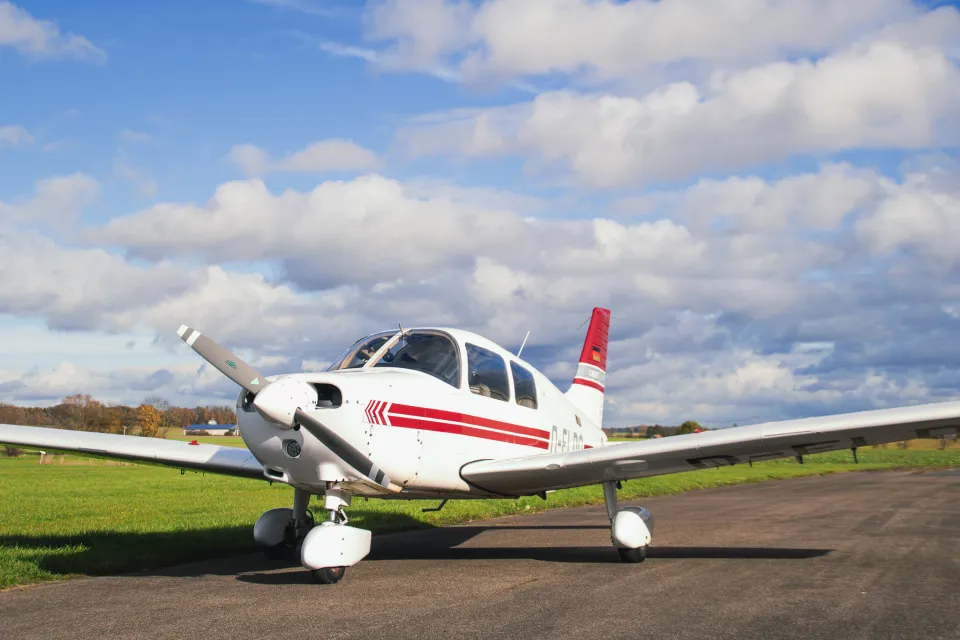 Piper Cadet D-ELDO auf dem Vorfeld vor Wolkenhimmel