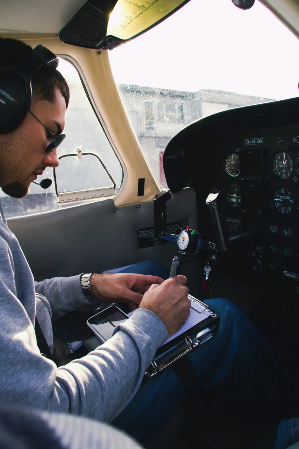 Flugvorbereitung mit Headset und Kniebrett