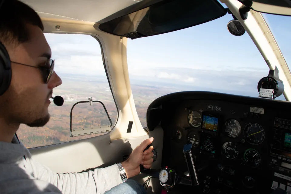 Pilot mit Sonnenbrille im Flug über Hohenlohe