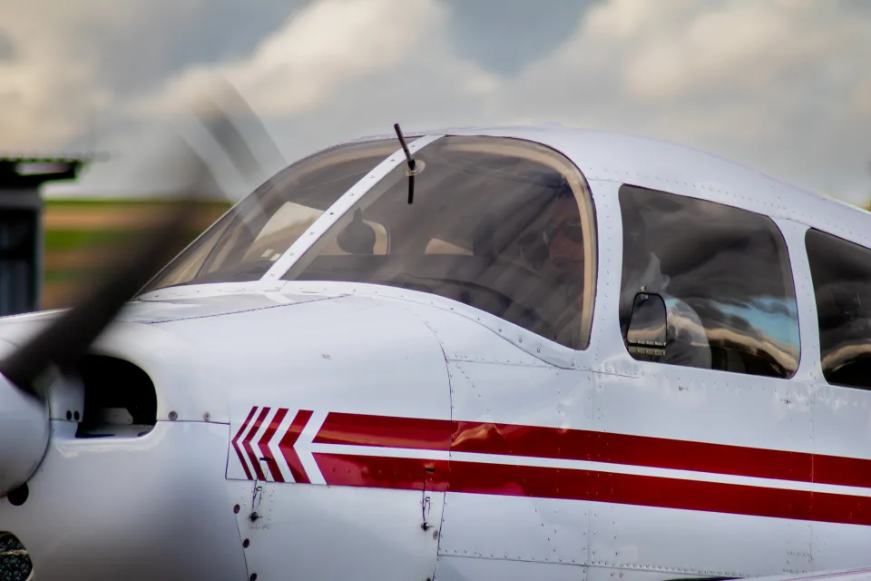 Cadet beim Rollen mit drehendem Propeller