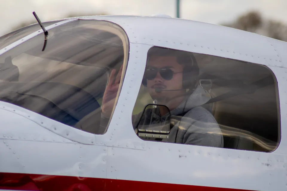 Pilot winkt aus der Kabine